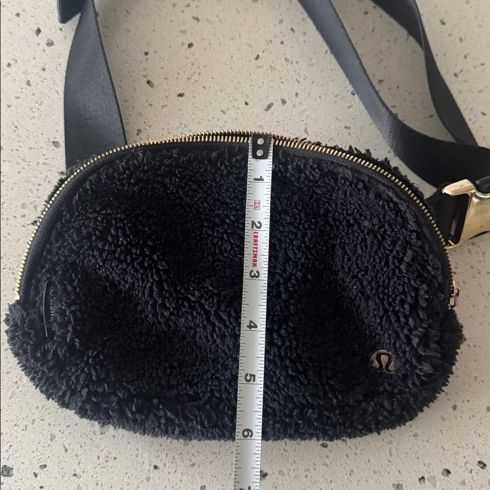 lululemon Everywhere Belt Bag Black Fleece Sherpa Gold Hardware Crossbody Casual